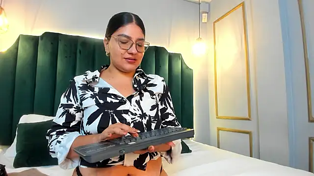 Amara Divine online show from March 18, 1:16 pm