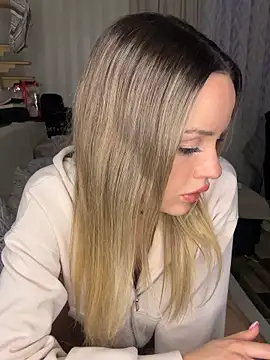 KatieCutieXooo online show from March 18, 8:36 pm