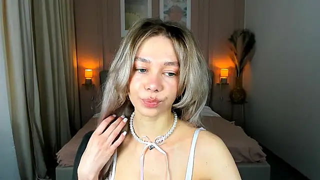 LuluAlis online show from April 30, 1:27 pm