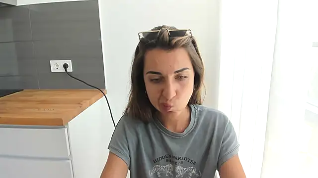 summmmersky1 online show from July 18, 1:02 pm