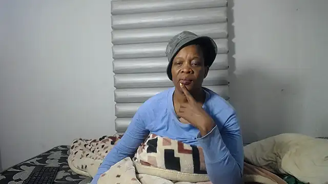 JoycyQueen online show from April 30, 6:46 pm