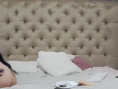 JasmineJenner online show from March 17, 5:44 am