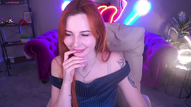 JuicyJoyce online show from March 18, 1:38 pm