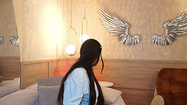 Nina Collinss online show from March 17, 1:48 pm