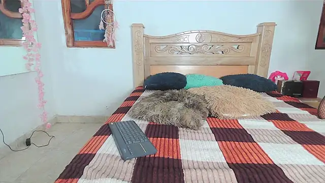 issi belle   online show from March 15, 12:45 am