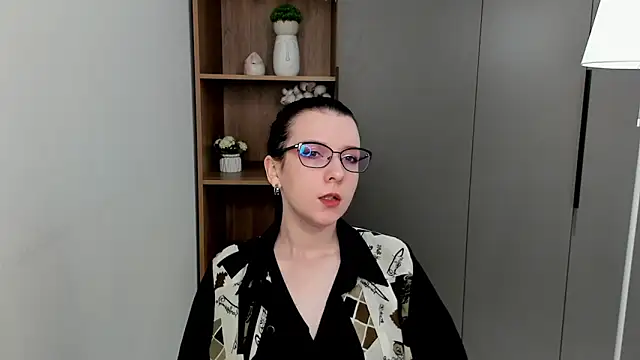 IsaSantella online show from March 21, 10:20 am