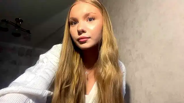 CarolineNine online show from April 24, 3:37 pm