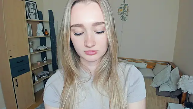 VioletteClaire online show from April 26, 2:15 pm