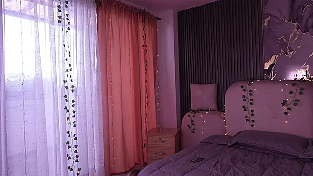 LilithLuxor  online show from April 1, 1:23 pm