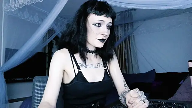 H3xD0ll online show from April 26, 1:20 pm