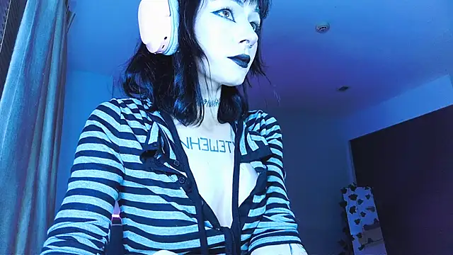 H3xD0ll online show from April 3, 11:14 pm