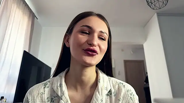 HallieHollo online show from April 4, 6:12 am