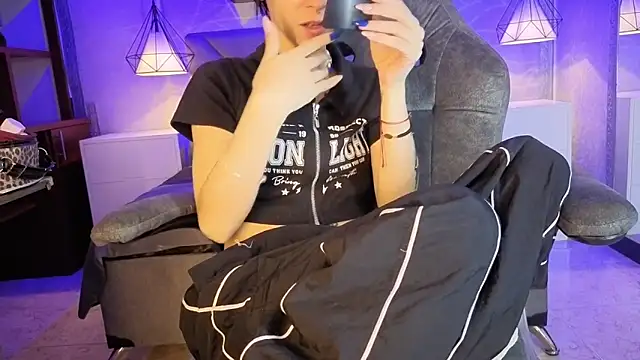 lhiamfitt10 online show from June 28, 10:05 pm