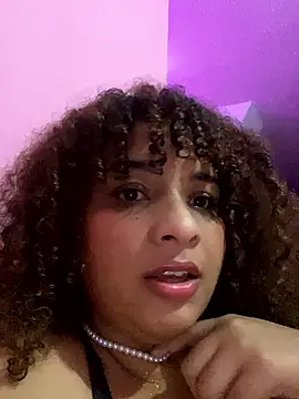 naluisinha online show from April 10, 1:33 am