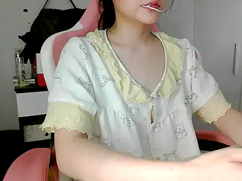 lucienguyen online show from May 12, 6:03 pm