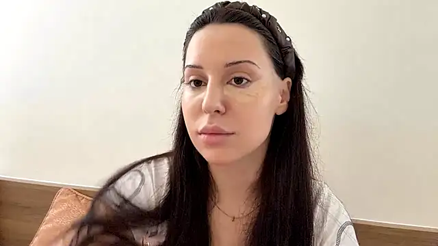 VinitaAskia online show from April 27, 7:16 am