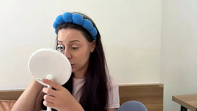 VinitaAskia online show from April 23, 5:37 am