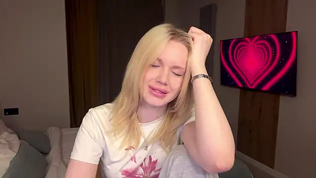 moonavelle online show from April 22, 1:13 am