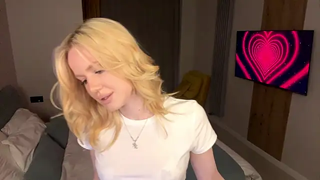 moonavelle online show from April 19, 9:06 pm