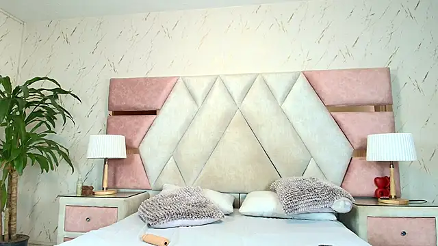 elizabeth Bloomm online show from April 18, 9:04 pm