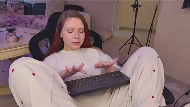 YouHoldMee online show from May 10, 5:42 am