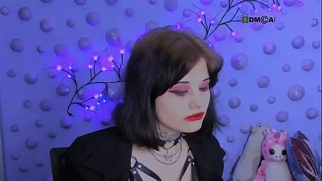 nikki kiss  online show from April 17, 9:00 am