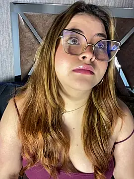 ZoeBennett Pink online show from May 5, 5:16 pm