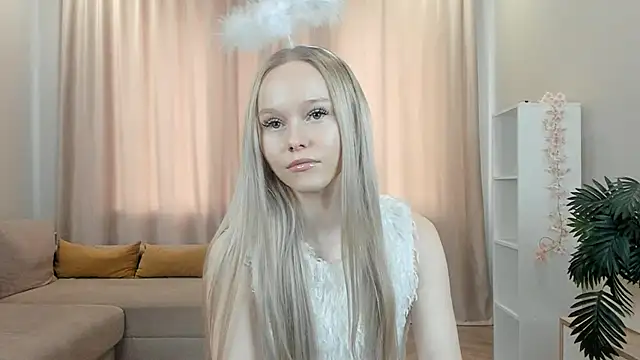 MadieTrajillo online show from April 20, 7:00 am