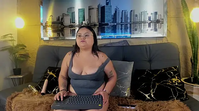 Luna  Cortez online show from June 5, 4:16 am