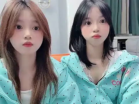 TwinXXbaby online show from April 18, 11:35 am