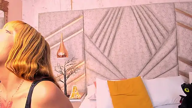 SamaanthaMiller online show from May 12, 9:10 pm