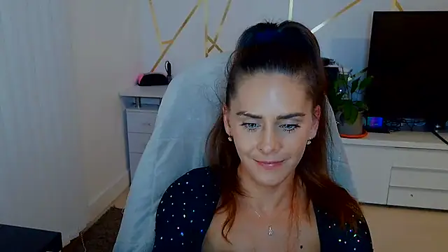 khalessi13 online show from August 2, 11:30 pm