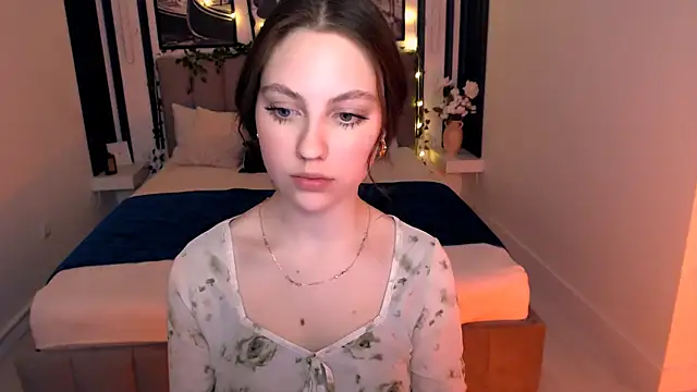  AliceWells online show from April 25, 9:12 am