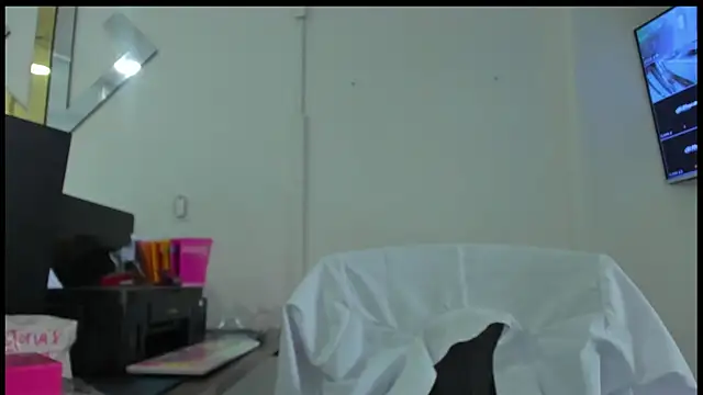 Chloe Thomsoon  online show from May 13, 8:36 pm