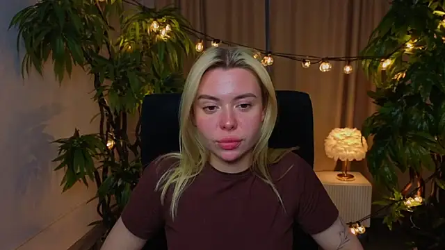 AveriRigby online show from May 7, 10:41 am
