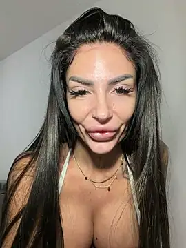 RaquelleXO online show from May 16, 9:45 am