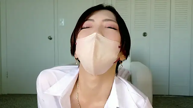 Naomi 00122 online show from May 18, 1:06 pm