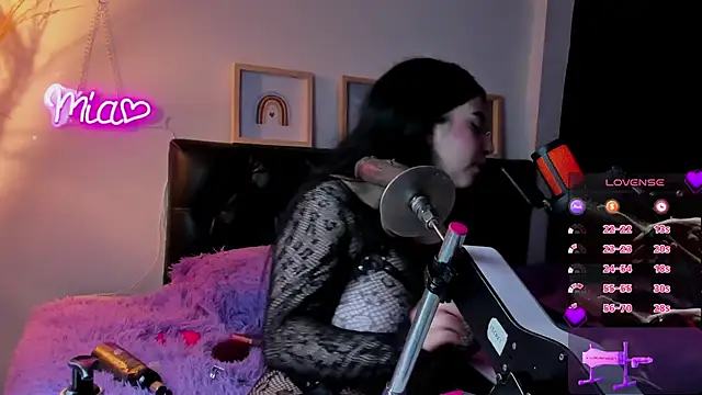 mia valentine   online show from June 11, 8:49 pm