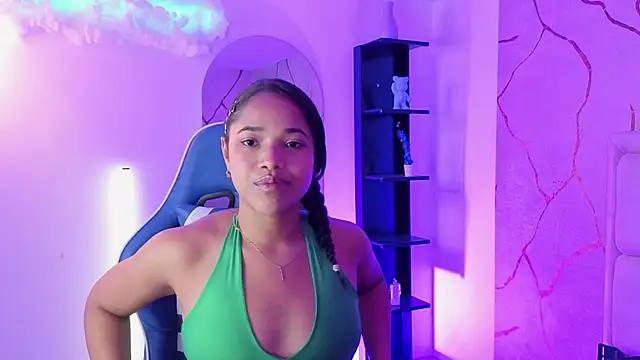 BrianaRuiiz  online show from June 8, 1:23 pm