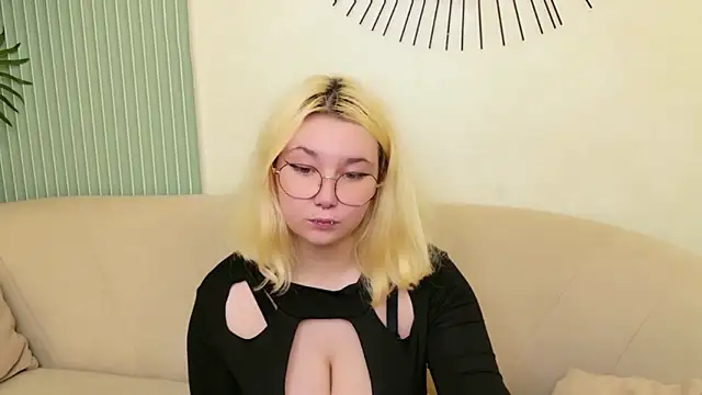 Cassey Well online show from June 12, 3:03 am