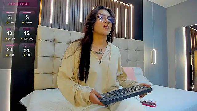Amara lune online show from June 11, 2:58 pm