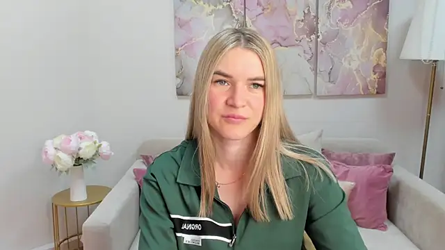 RoxyReignn online show from July 7, 9:50 pm