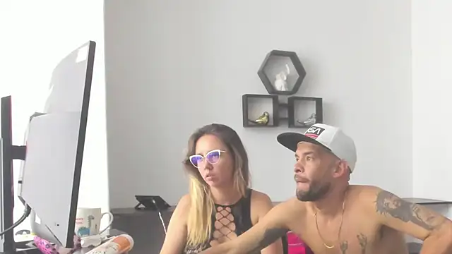 Mia and Erick online show from July 9, 7:33 am