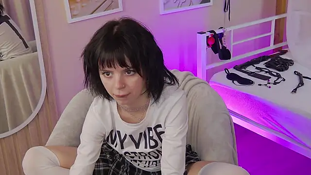 TwiggySmith online show from June 28, 12:23 pm