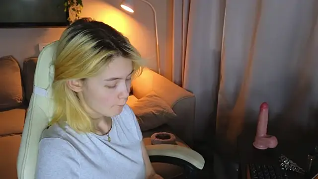 Emily Miu online show from July 21, 11:27 pm