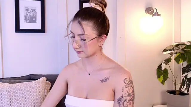 Alanna DH online show from July 4, 7:43 pm