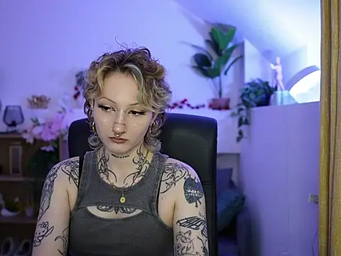 tattooedblondee18 online show from June 22, 1:08 pm