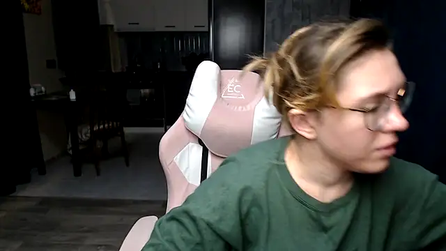 Reginasmilee online show from September 28, 11:32 pm