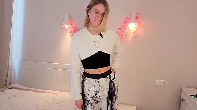 ChloeElise online show from June 23, 1:20 pm