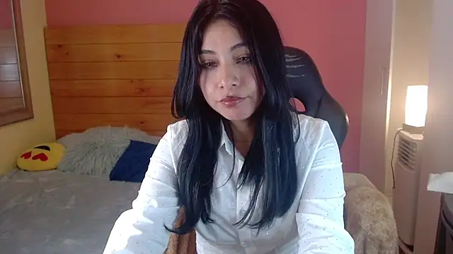 emi kiss  online show from August 6, 9:11 pm